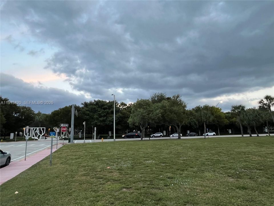 Active With Contract: $1,950 (1 beds, 1 baths, 864 Square Feet)