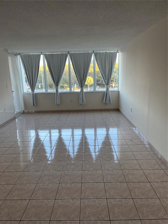 Active With Contract: $1,950 (1 beds, 1 baths, 864 Square Feet)