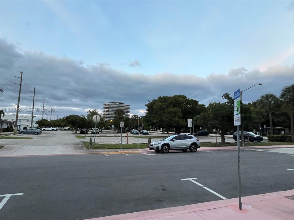 Active With Contract: $1,950 (1 beds, 1 baths, 864 Square Feet)