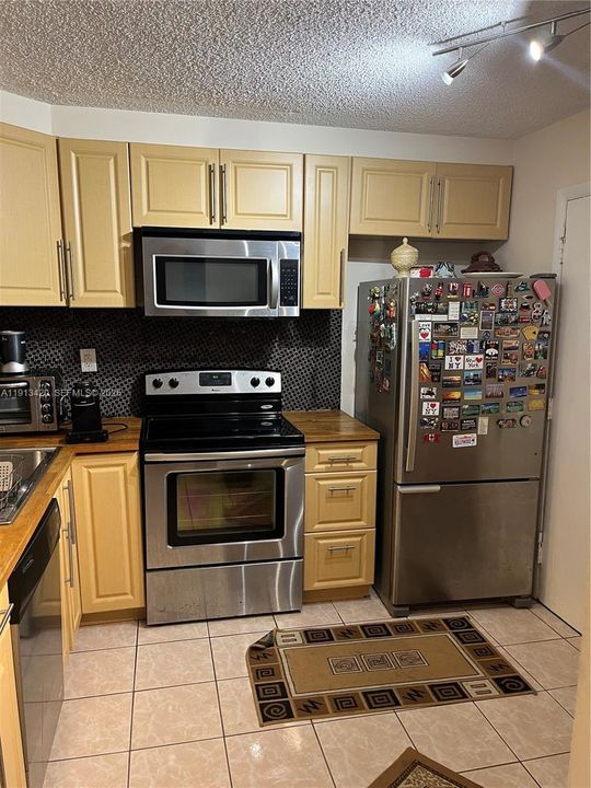 Active With Contract: $1,950 (1 beds, 1 baths, 864 Square Feet)