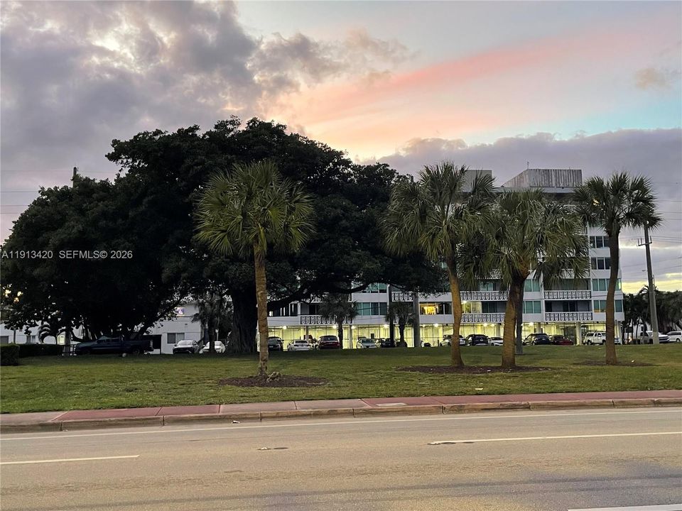 Active With Contract: $1,950 (1 beds, 1 baths, 864 Square Feet)