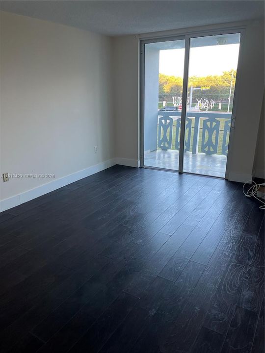 Active With Contract: $1,950 (1 beds, 1 baths, 864 Square Feet)