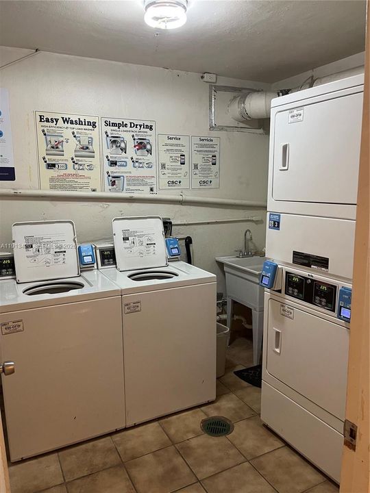 Active With Contract: $1,950 (1 beds, 1 baths, 864 Square Feet)