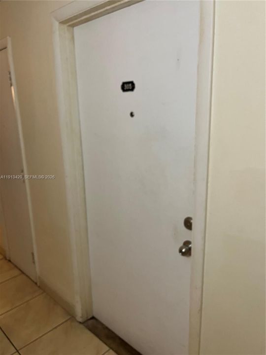 Active With Contract: $1,950 (1 beds, 1 baths, 864 Square Feet)