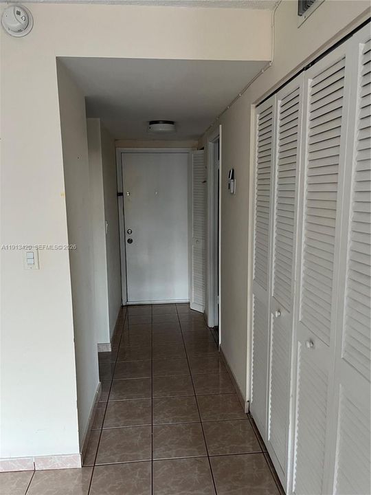 Active With Contract: $1,950 (1 beds, 1 baths, 864 Square Feet)
