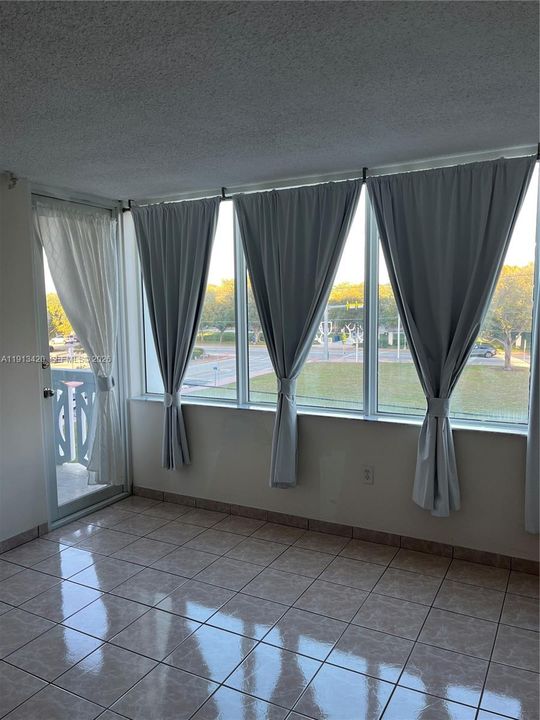 Active With Contract: $1,950 (1 beds, 1 baths, 864 Square Feet)