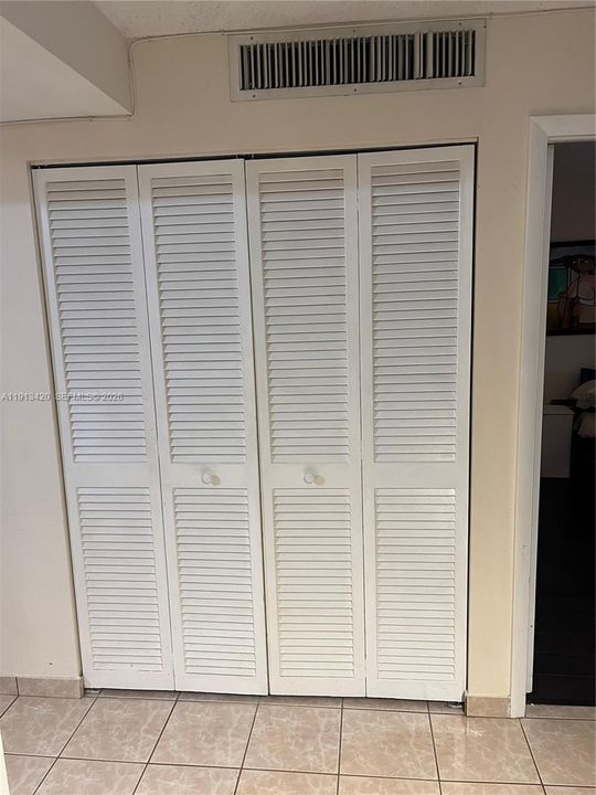 Active With Contract: $1,950 (1 beds, 1 baths, 864 Square Feet)