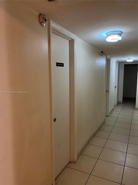 Active With Contract: $1,950 (1 beds, 1 baths, 864 Square Feet)