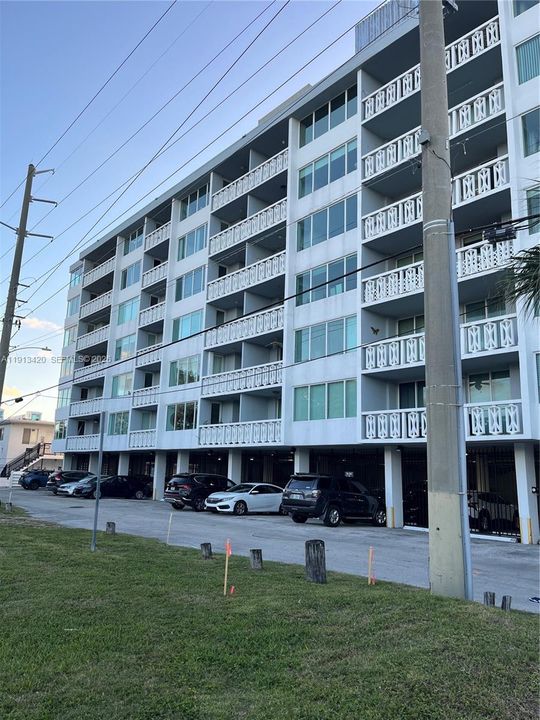 Active With Contract: $1,950 (1 beds, 1 baths, 864 Square Feet)