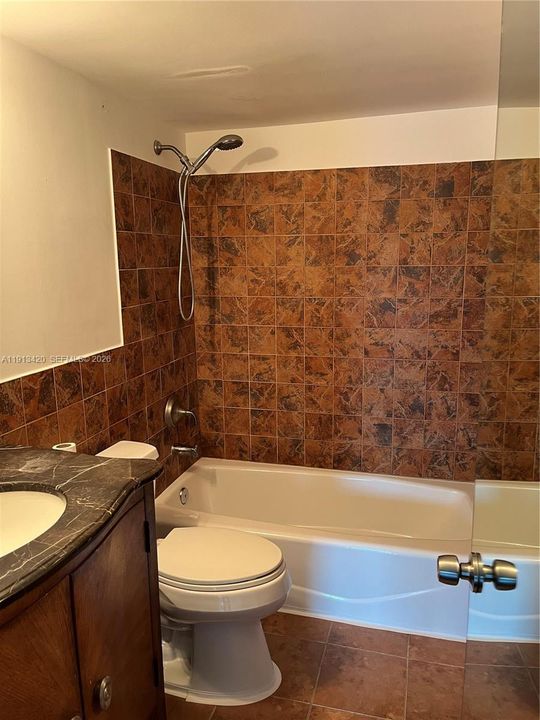 Active With Contract: $1,950 (1 beds, 1 baths, 864 Square Feet)