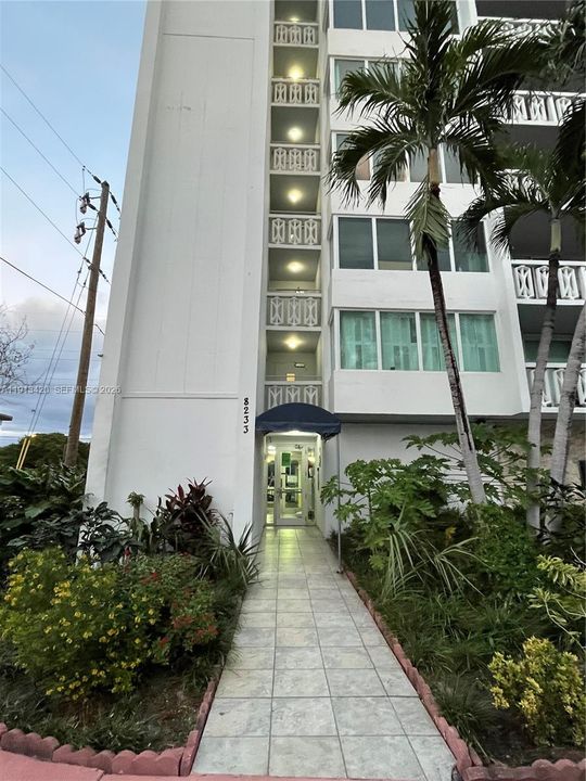 Active With Contract: $1,950 (1 beds, 1 baths, 864 Square Feet)