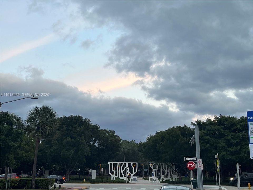 Active With Contract: $1,950 (1 beds, 1 baths, 864 Square Feet)