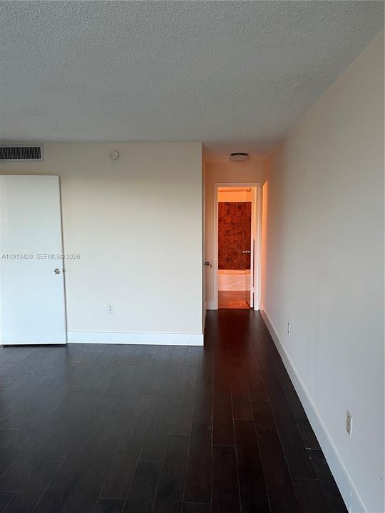 Active With Contract: $1,950 (1 beds, 1 baths, 864 Square Feet)