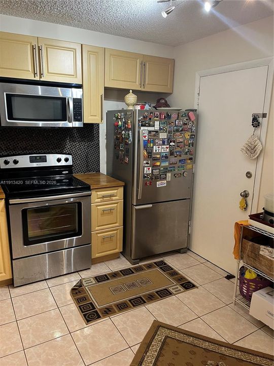 Active With Contract: $1,950 (1 beds, 1 baths, 864 Square Feet)