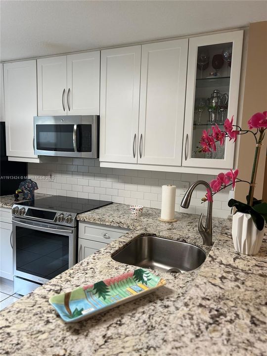 待售: $295,000 (2 贝兹, 2 浴室, 963 平方英尺)