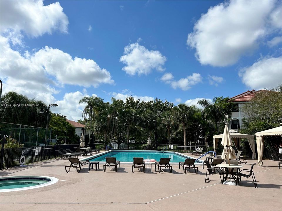 待售: $295,000 (2 贝兹, 2 浴室, 963 平方英尺)