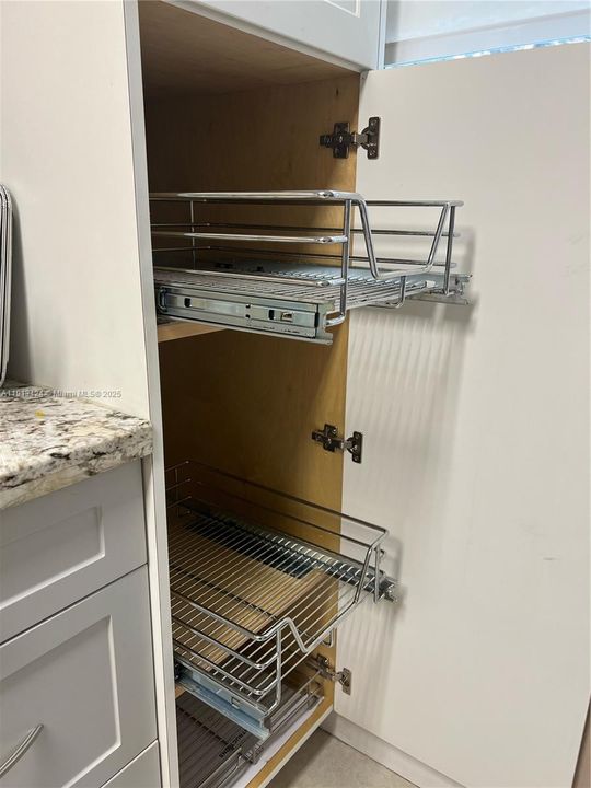 待售: $295,000 (2 贝兹, 2 浴室, 963 平方英尺)