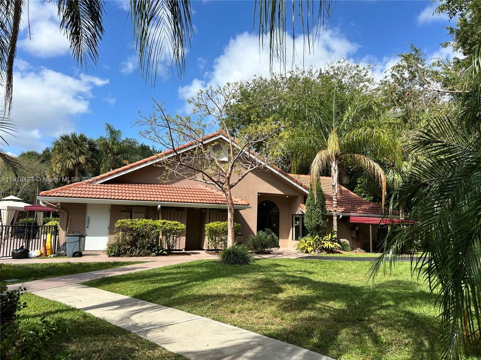 待售: $295,000 (2 贝兹, 2 浴室, 963 平方英尺)