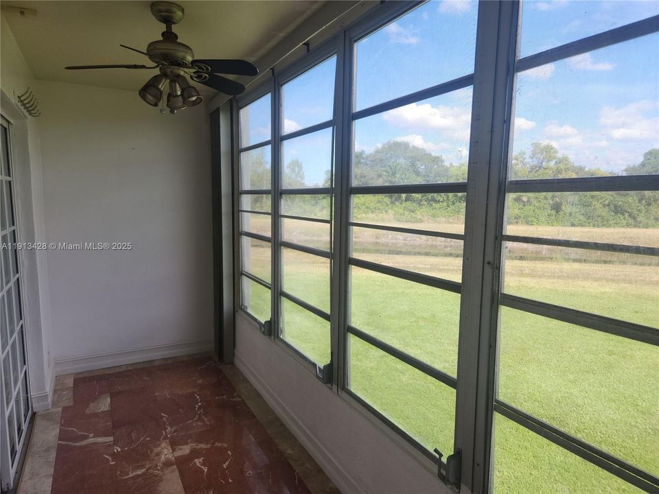 For Sale: $69,900 (1 beds, 1 baths, 590 Square Feet)