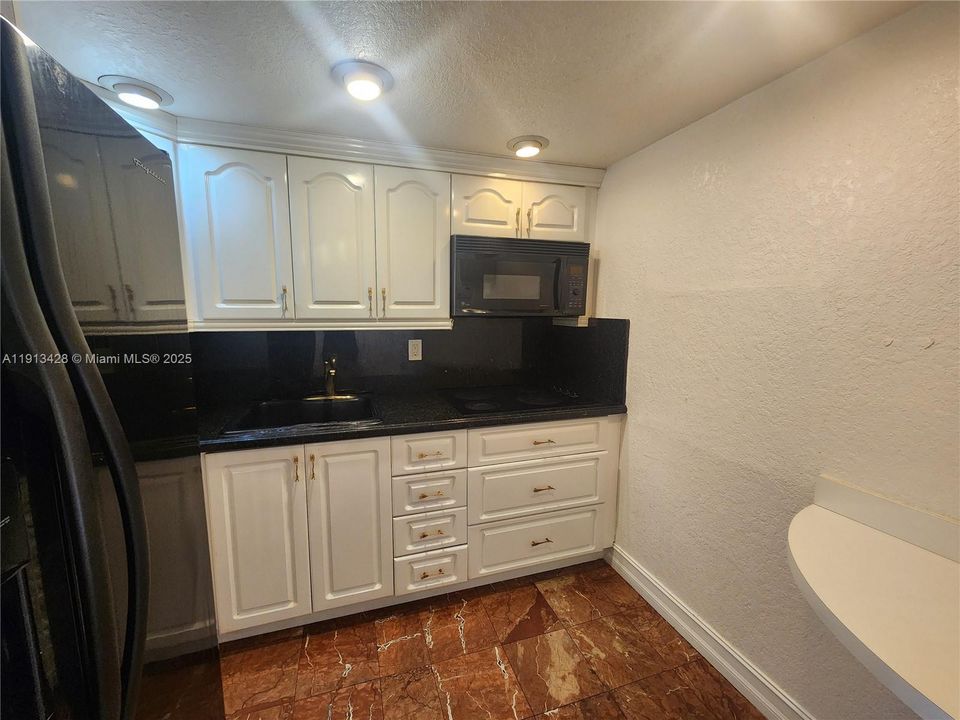 For Sale: $69,900 (1 beds, 1 baths, 590 Square Feet)