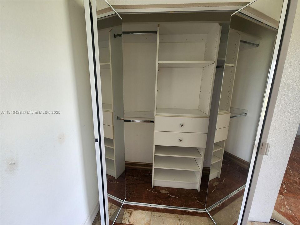 For Sale: $69,900 (1 beds, 1 baths, 590 Square Feet)