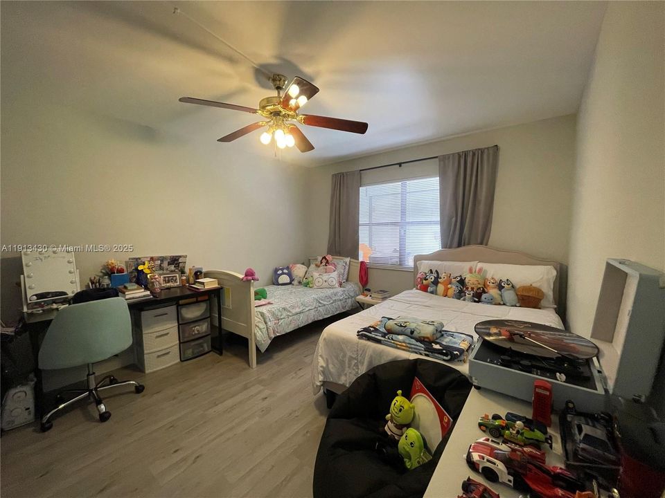 待售: $268,900 (2 贝兹, 2 浴室, 900 平方英尺)