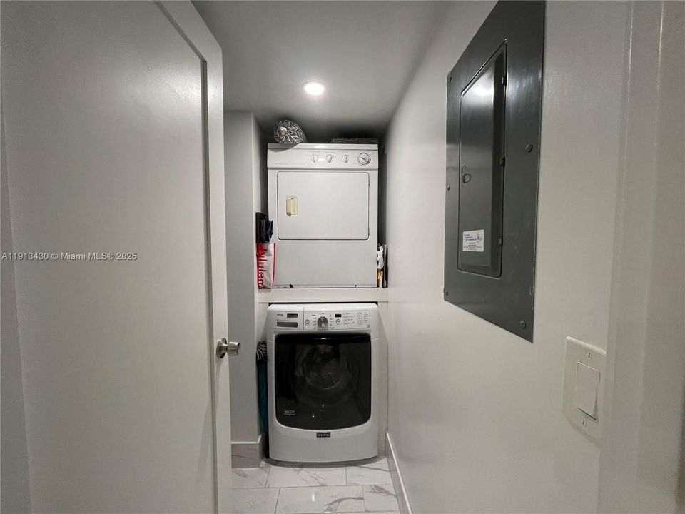 待售: $268,900 (2 贝兹, 2 浴室, 900 平方英尺)