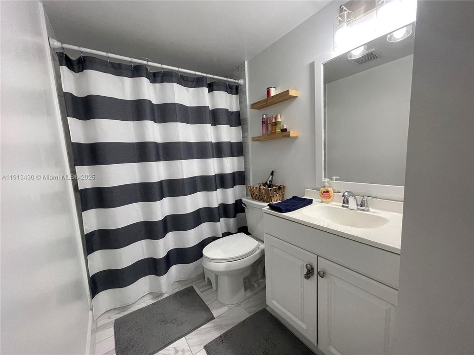 待售: $268,900 (2 贝兹, 2 浴室, 900 平方英尺)