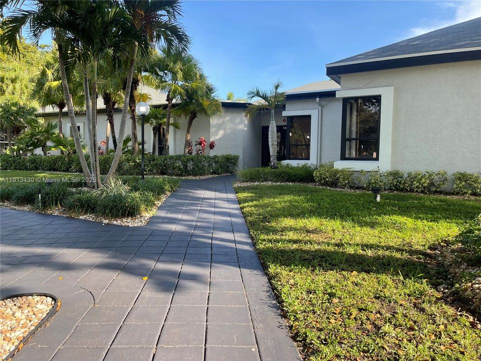 待售: $268,900 (2 贝兹, 2 浴室, 900 平方英尺)