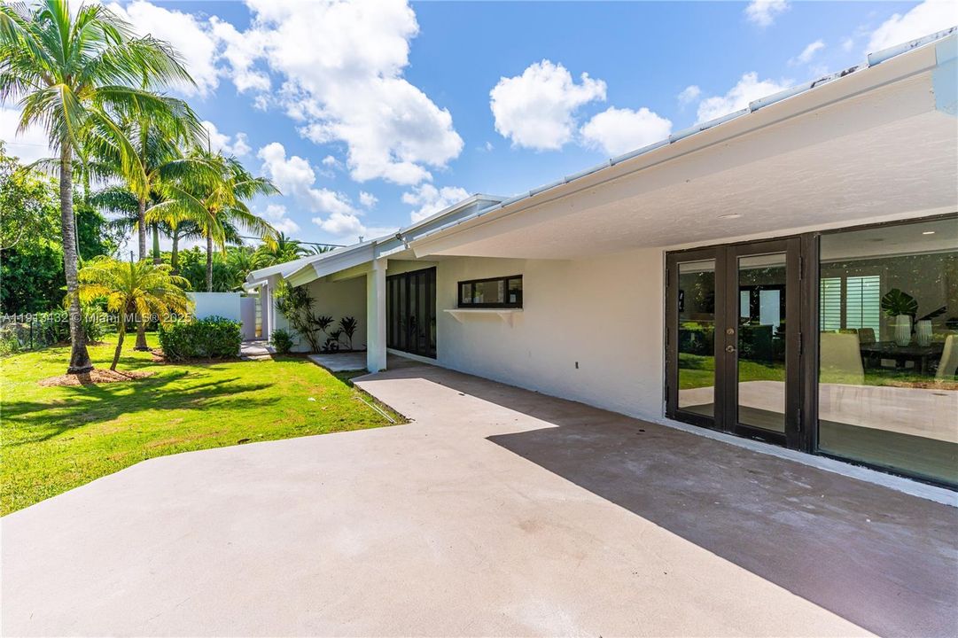 For Sale: $2,575,000 (5 beds, 4 baths, 3271 Square Feet)