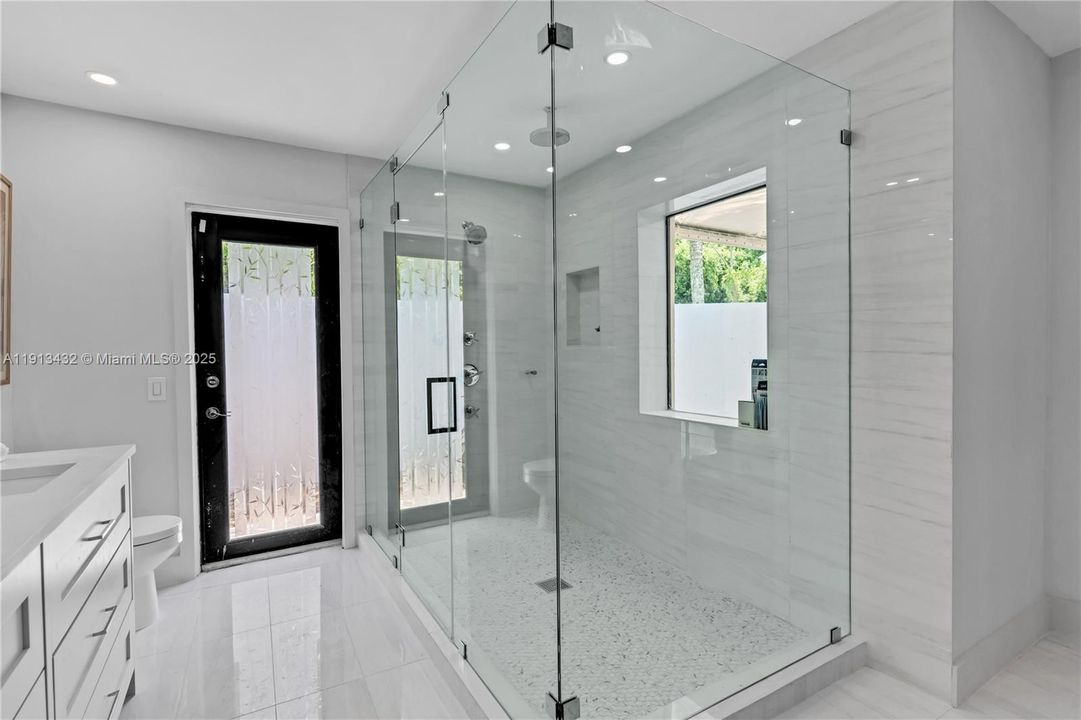 For Sale: $2,575,000 (5 beds, 4 baths, 3271 Square Feet)