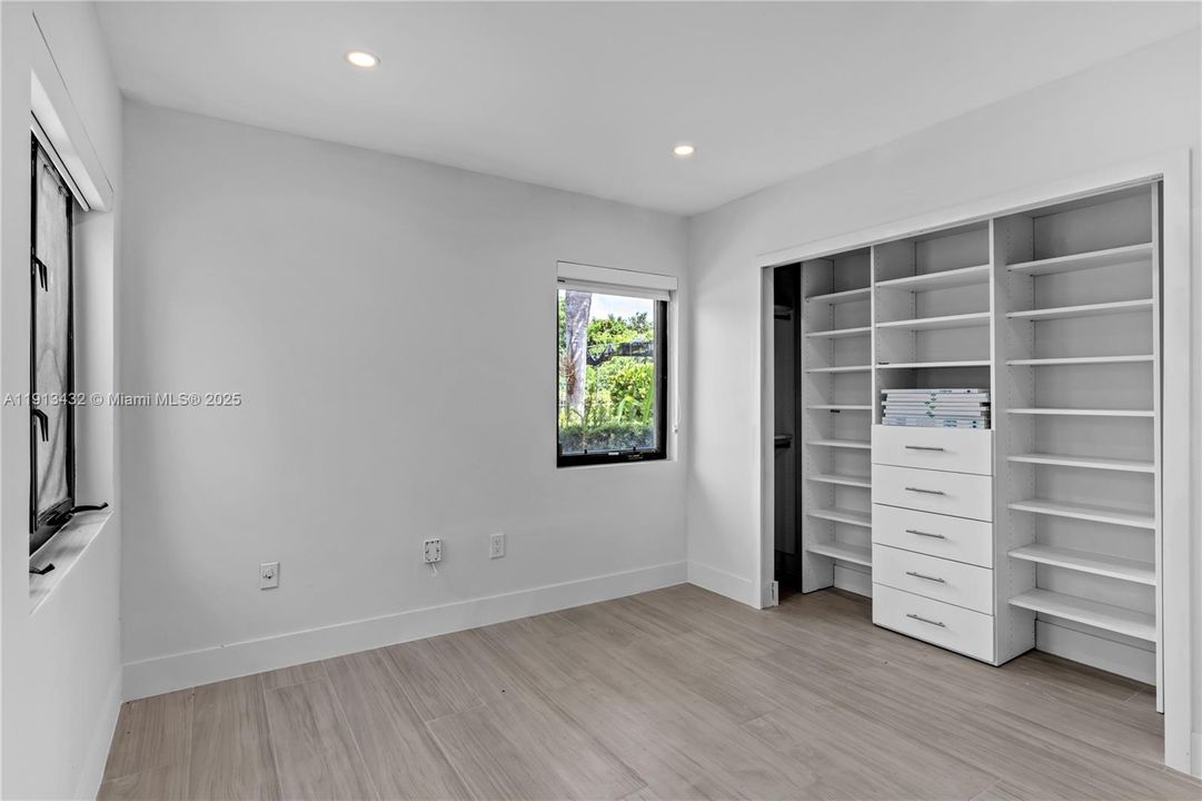 For Sale: $2,575,000 (5 beds, 4 baths, 3271 Square Feet)