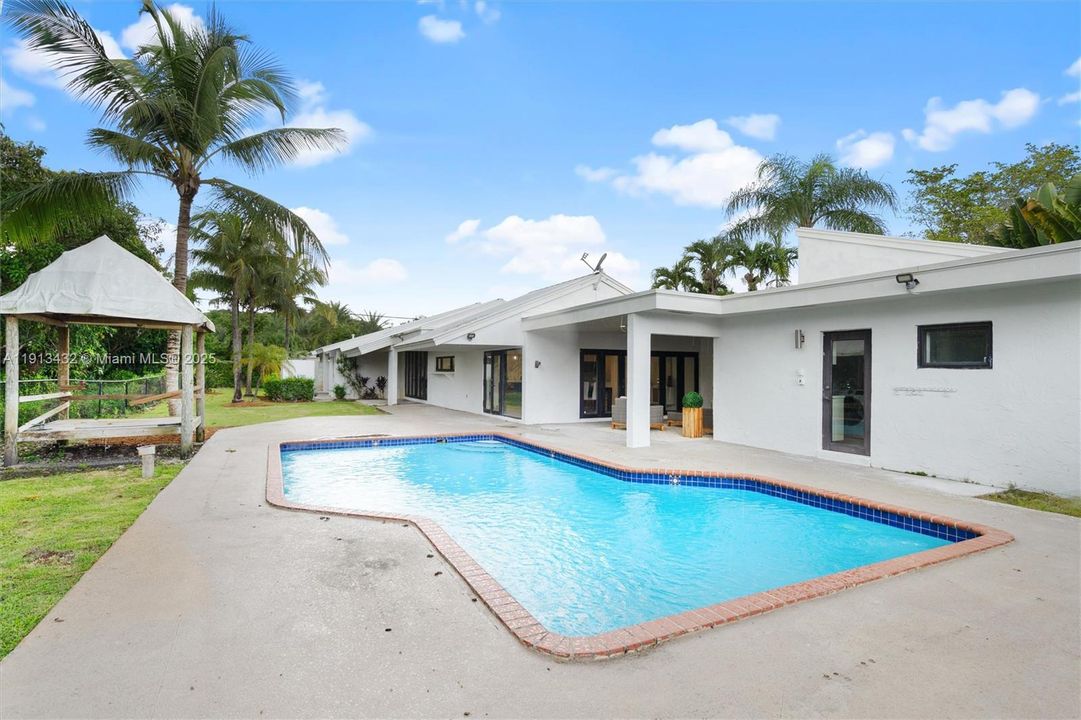 For Sale: $2,575,000 (5 beds, 4 baths, 3271 Square Feet)