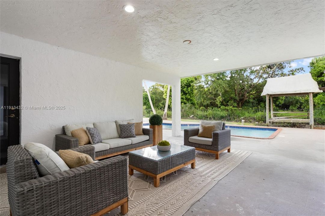 For Sale: $2,575,000 (5 beds, 4 baths, 3271 Square Feet)