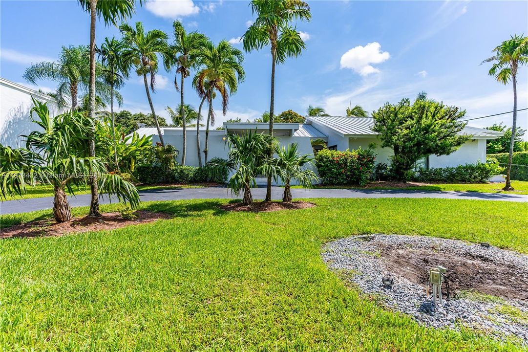 For Sale: $2,575,000 (5 beds, 4 baths, 3271 Square Feet)