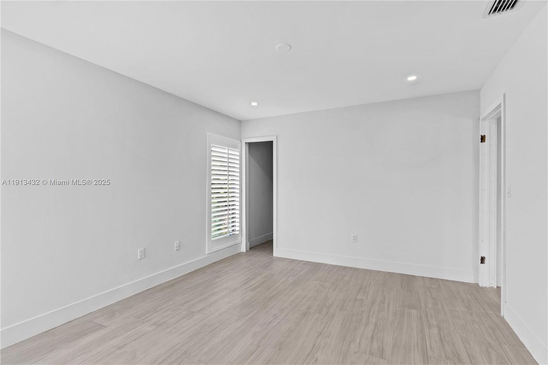 For Sale: $2,575,000 (5 beds, 4 baths, 3271 Square Feet)