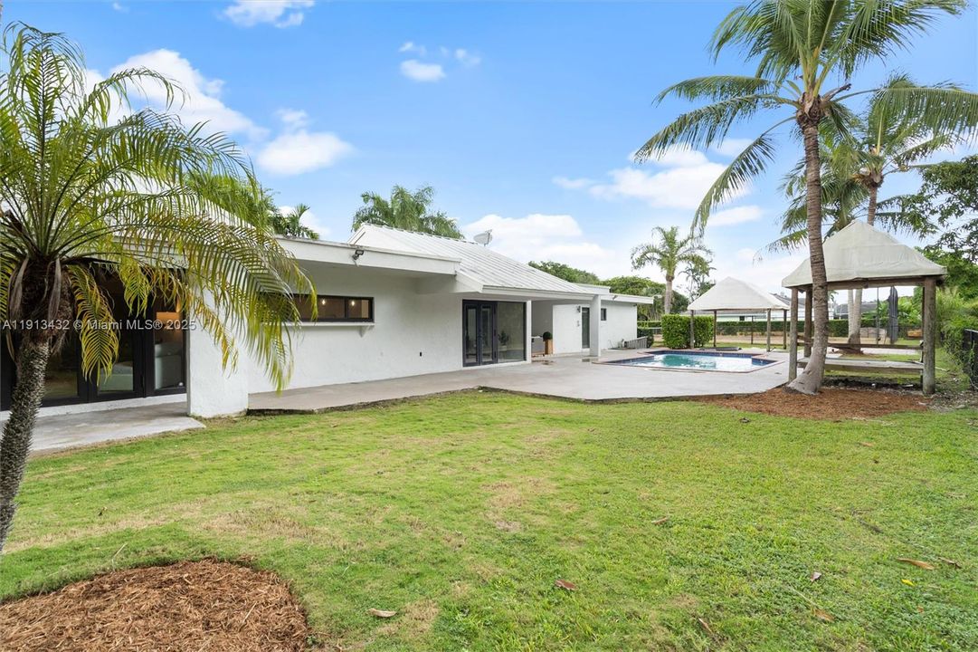 For Sale: $2,575,000 (5 beds, 4 baths, 3271 Square Feet)