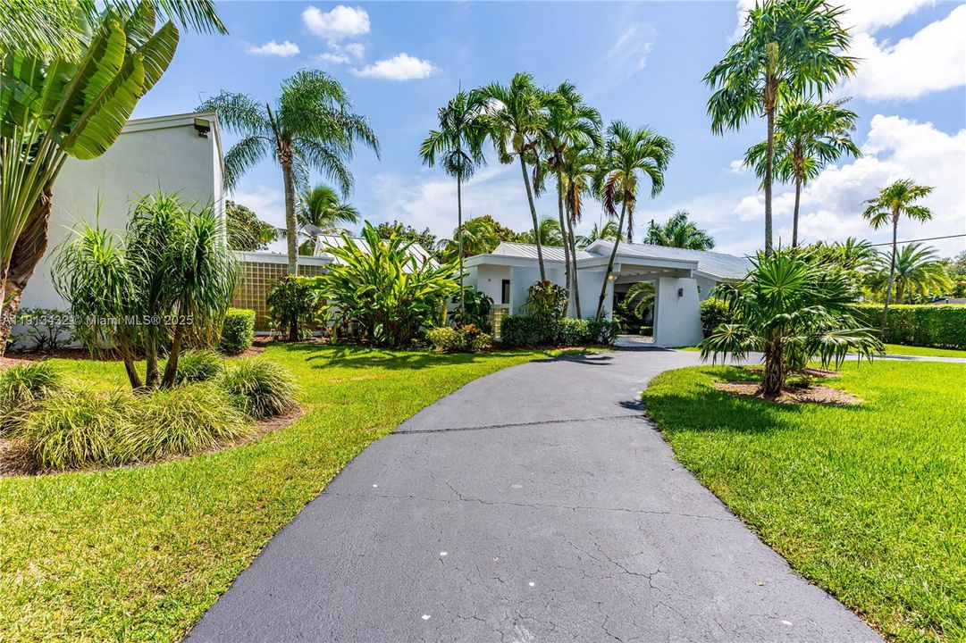 For Sale: $2,575,000 (5 beds, 4 baths, 3271 Square Feet)