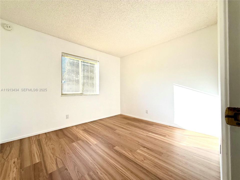 For Rent: $1,950 (2 beds, 2 baths, 880 Square Feet)
