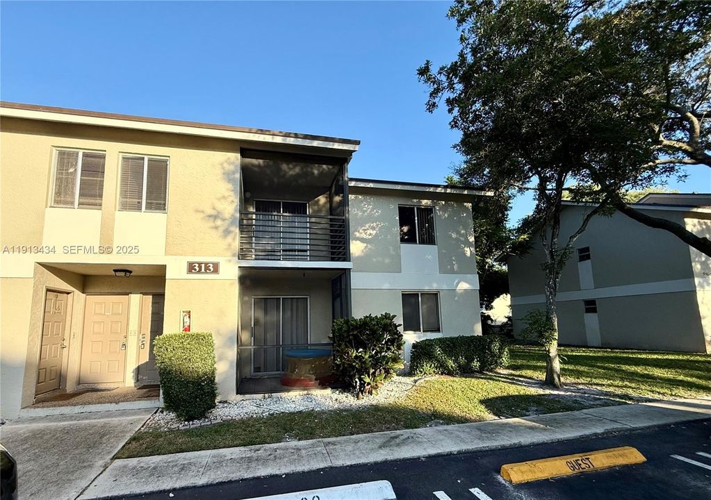 For Rent: $1,950 (2 beds, 2 baths, 880 Square Feet)