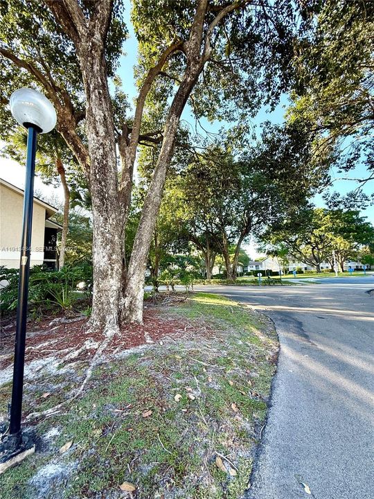 For Rent: $1,950 (2 beds, 2 baths, 880 Square Feet)