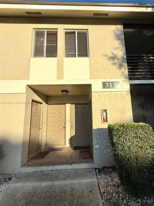 For Rent: $1,950 (2 beds, 2 baths, 880 Square Feet)