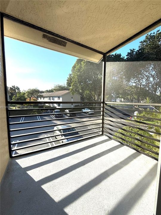 For Rent: $1,950 (2 beds, 2 baths, 880 Square Feet)