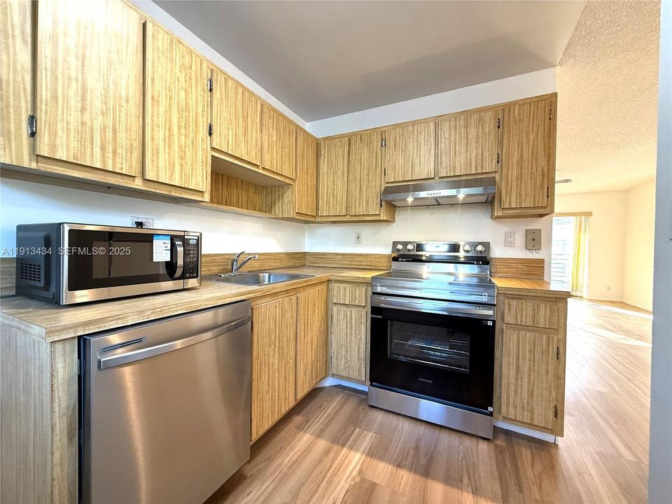 For Rent: $1,950 (2 beds, 2 baths, 880 Square Feet)