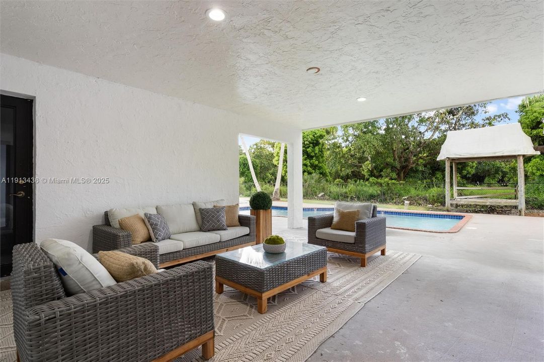 В аренду: $9,900 (5 спален, 4 ванн, 3271 Квадратных фут)