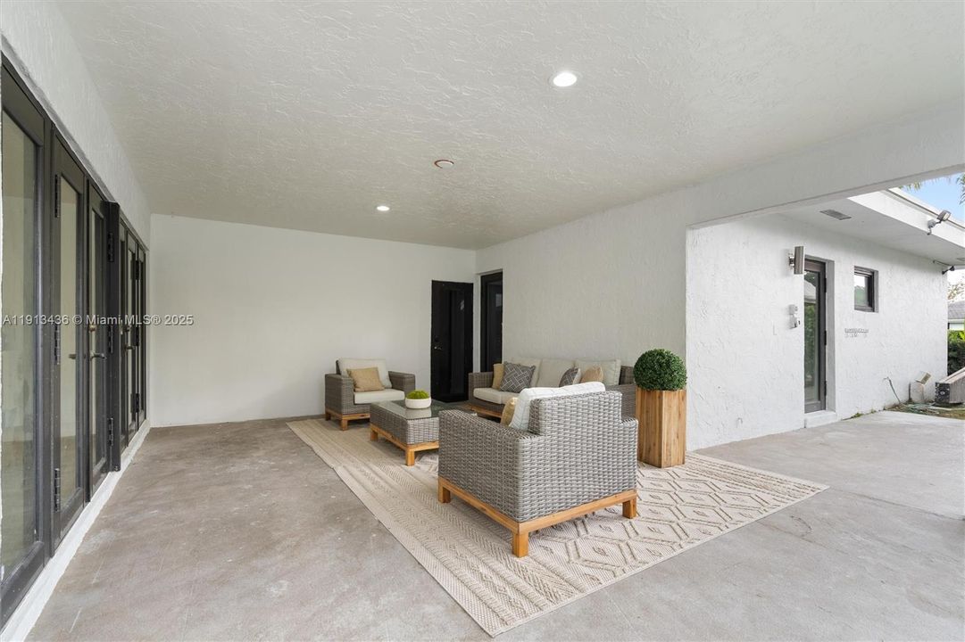 В аренду: $9,900 (5 спален, 4 ванн, 3271 Квадратных фут)