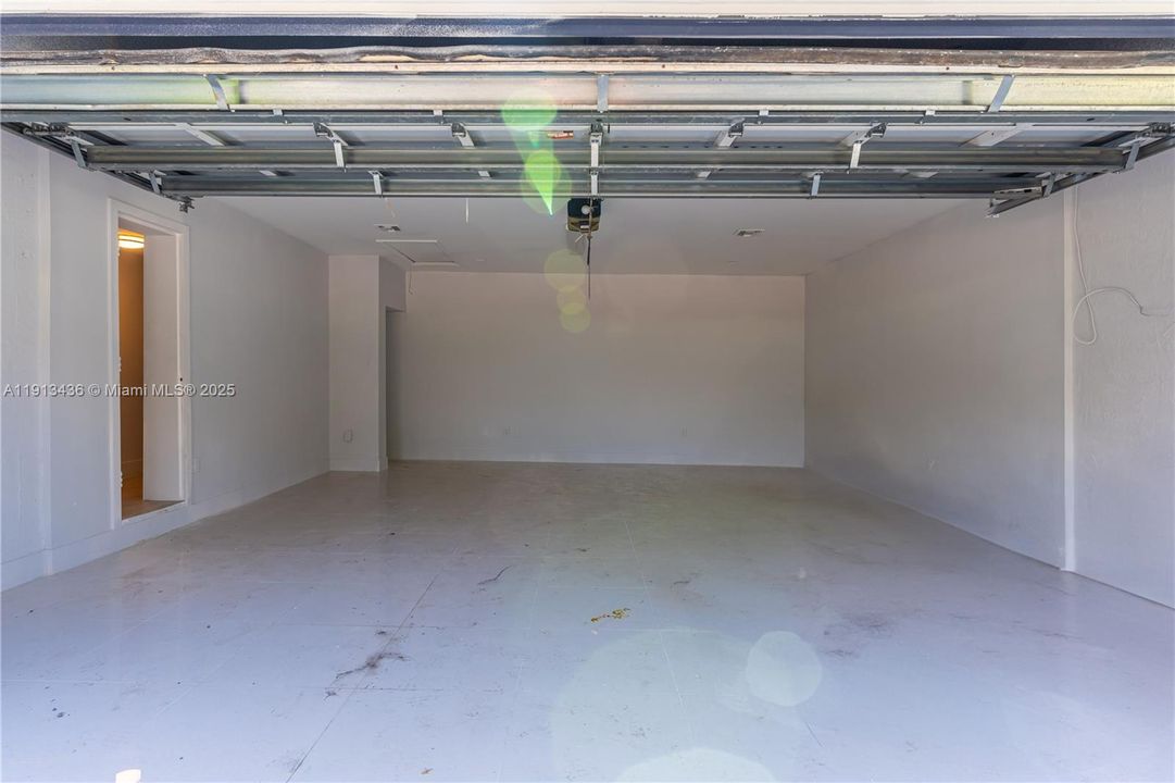 В аренду: $9,900 (5 спален, 4 ванн, 3271 Квадратных фут)