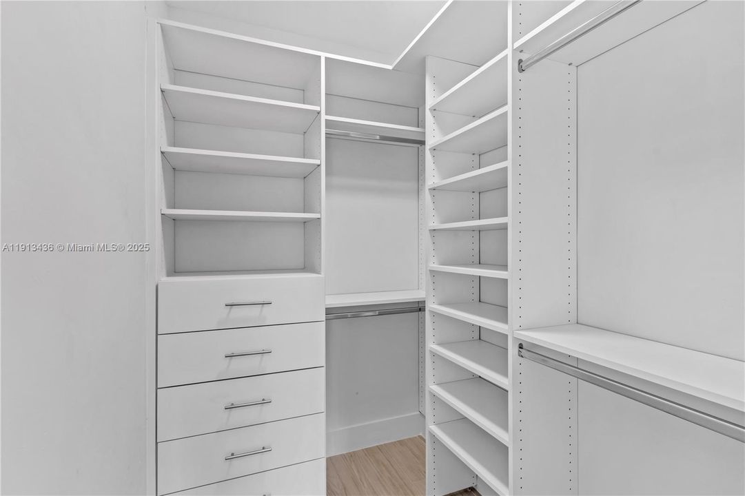 В аренду: $9,900 (5 спален, 4 ванн, 3271 Квадратных фут)