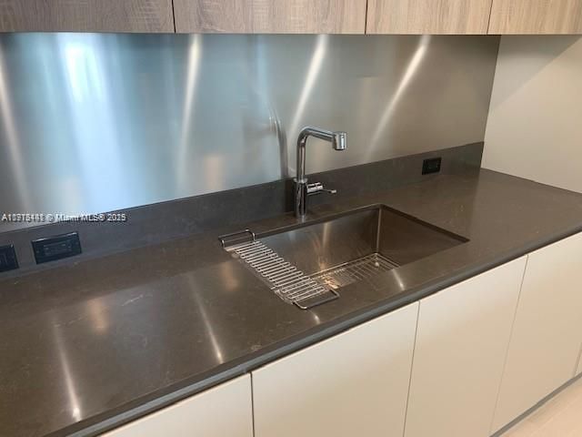 Под контрактом: $5,500 (1 спален, 1 ванн, 870 Квадратных фут)