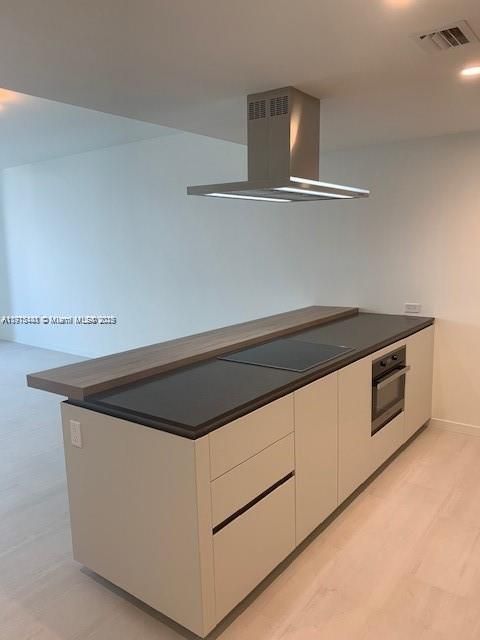 Под контрактом: $5,500 (1 спален, 1 ванн, 870 Квадратных фут)